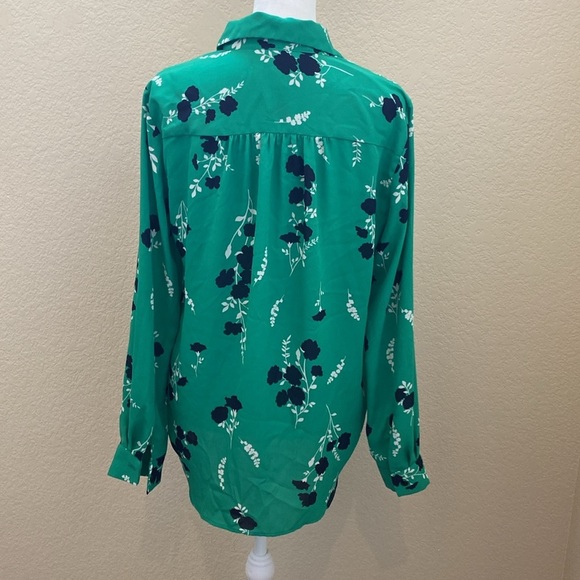 Ann Taylor Green Floral Blouse. Navy and white pattern. Size S. Collared, v-neck - Picture 8 of 12